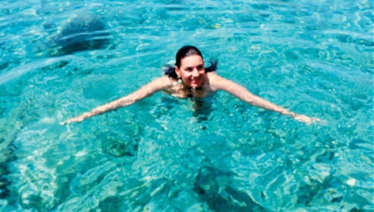 Η Όλγα Κεφαλογιάννη απολαμβάνει ηρεμία με ωραία παρέα στο Λουτρό