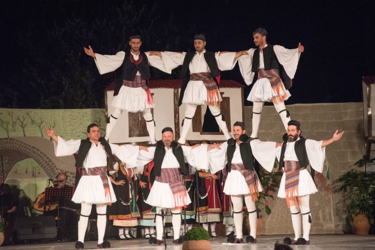 Μεγάλη προσέλευση κόσμου στην παράσταση της χορευτικής ομάδας του Λαογραφικού Συλλόγου «ΧΟΡΟΔΡΩΜΕΝΑ»