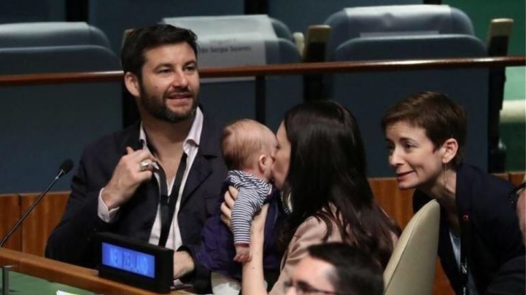 Ενα μωρό 3 μηνών στον ΟΗΕ -Με την κόρη της αγκαλιά η πρωθυπουργός της Ν. Ζηλανδίας