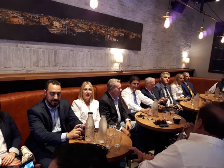 Καφές μετά την παρέλαση για τον Γραμματέα  Π.Ε. Ν.Δ. και Βουλευτή Ηρακλείου κ. Λ. Αυγενάκη  και τα μέλη της ΝΟΔΕ
