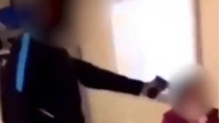 Γαλλία: Μαθητής σημάδεψε με όπλο την καθηγήτριά του μέσα στην τάξη