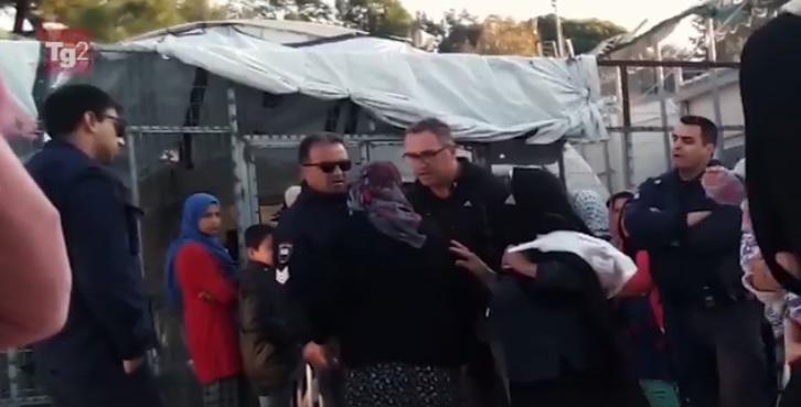 Σε διαθεσιμότητα ο νταής αστυνομικός που έβρισε χυδαία την πρόσφυγα στη Μόρια