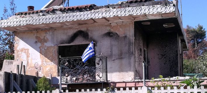 Συγκίνηση στο Μάτι: Υψώθηκε ελληνική σημαία σε κατεστραμμένο σπίτι