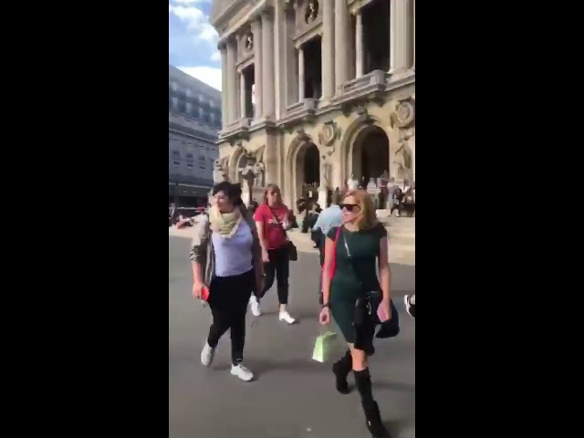 Ο Σάκης Ρουβάς τραγουδά στο Παρίσι ως πλανόδιος μουσικός