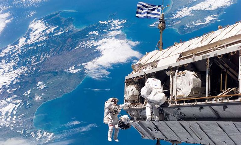 Συγκινητικό: Αστροναύτες κρέμασαν τεράστια ελληνική σημαία στον διεθνή διαστημικό σταθμό