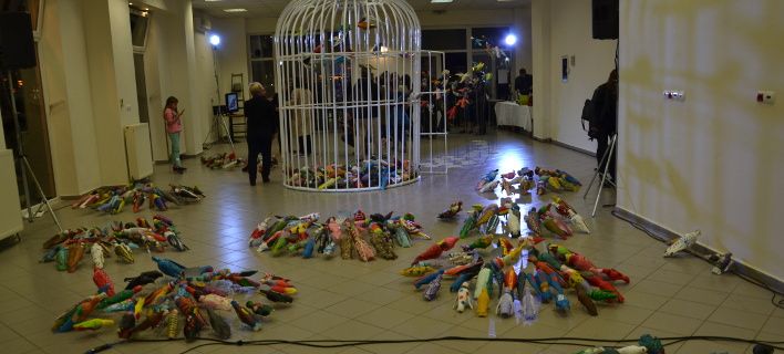 Λέσβος: 700 πολίτες έφτιαξαν 652 πουλιά από πλαστικά μπουκάλια -Μήνυμα για τους πρόσφυγες