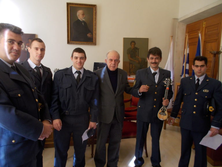 Κάλαντα στο Δήμαρχο Ηρακλείου   από στρατευμένους της 11ης ΜΚΒ
