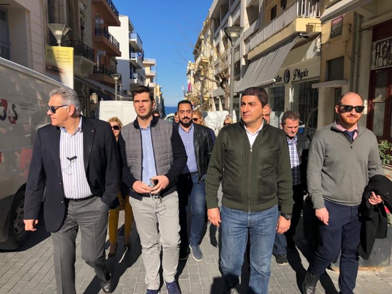 Πρωινή βόλτα του Λευτέρη Αυγενακη στο εορταστικό Ηράκλειο