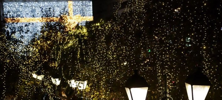 Τα Χριστούγεννα ήρθαν στην Αθήνα -Το Σύνταγμα γέμισε λαμπάκια, οι βιτρίνες στολίδια και οι δρόμοι αστέρια