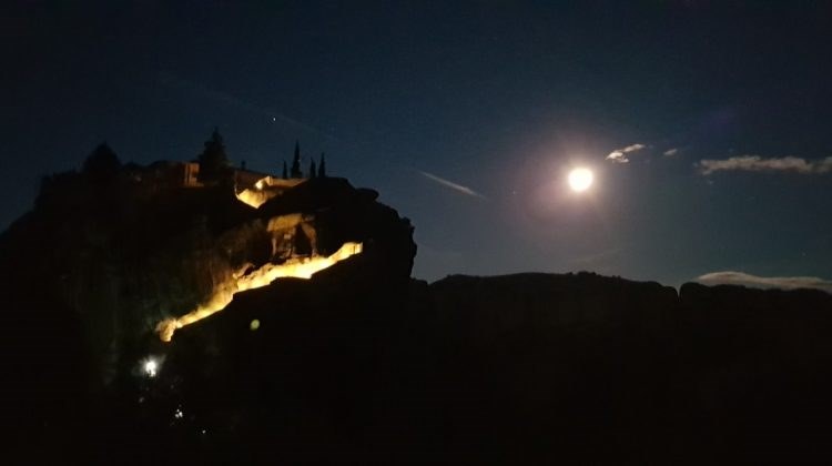Η Χριστουγεννιάτικη πανσέληνος όπως φαίνεται στα Μετέωρα
