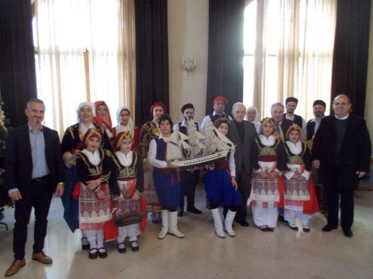Παραδοσιακά Χριστουγεννιάτικα κάλαντα στο Δήμαρχο Ηρακλείου  Βασίλη Λαμπρινό