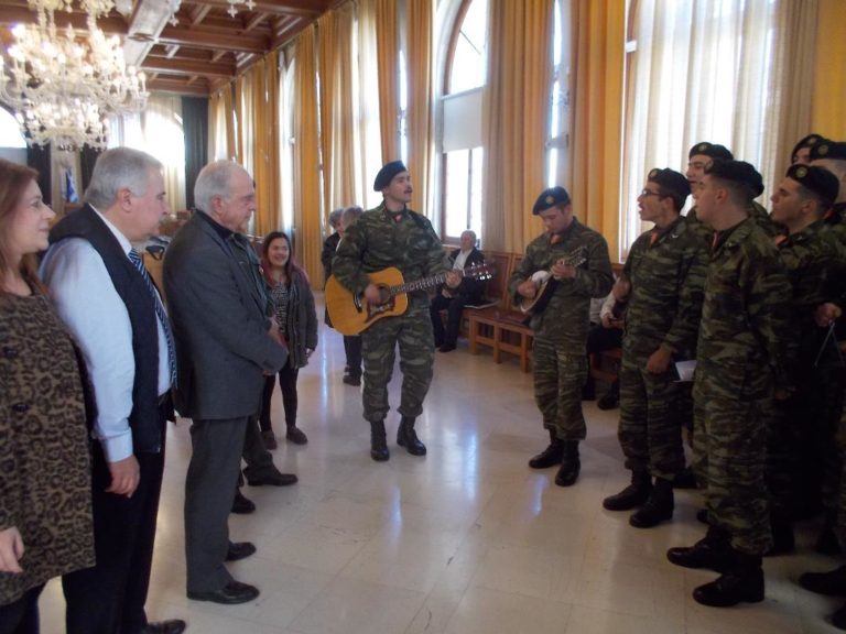 Χριστουγεννιάτικα κάλαντα «έψαλαν»στο Δήμαρχο Ηρακλείου  Βασίλη Λαμπρινό, χορωδίες,στρατευμένοι και μέλη Συλλόγων
