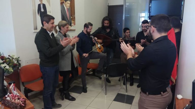 Παραδοσιακά κρητικά κάλαντα για τον Λευτέρη Αυγενάκη