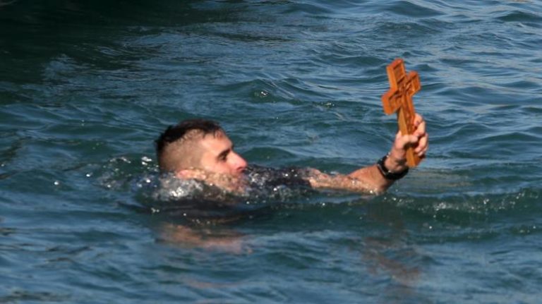 Θεοφάνεια: Τι γιορτάζουμε και γιατί ρίχνουμε τον Σταυρό στη θάλασσα