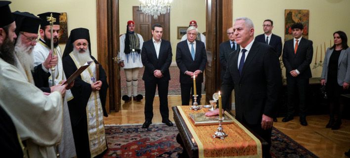 Ορκίστηκε υπουργός Αμυνας ο Ευάγγελος Αποστολάκης
