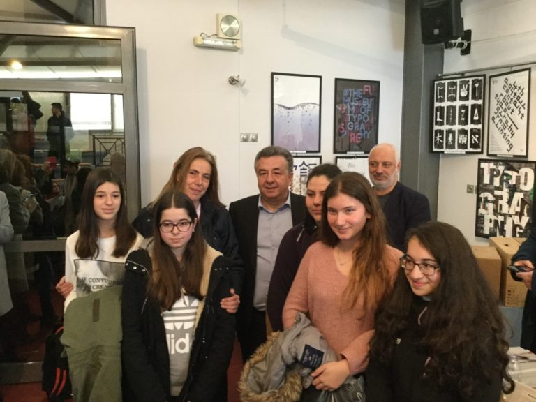 Ο Περιφερειάρχης παρέδωσε ηλεκτρονικούς υπολογιστές σε σχολεία των Χανίων