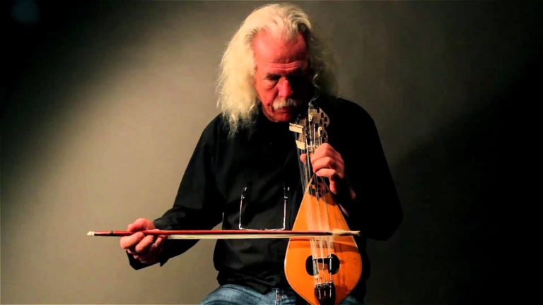O Ross Daly στο iefimerida -Ο ξακουστός λυράρης που το ‘75 παράτησε την πατρίδα του για την Κρήτη
