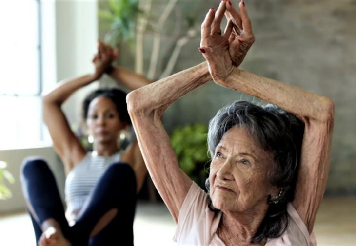 Δασκάλα yoga 100 ετών αποκαλύπτει τη «μαγική» φράση που επαναλαμβάνει κάθε πρωί
