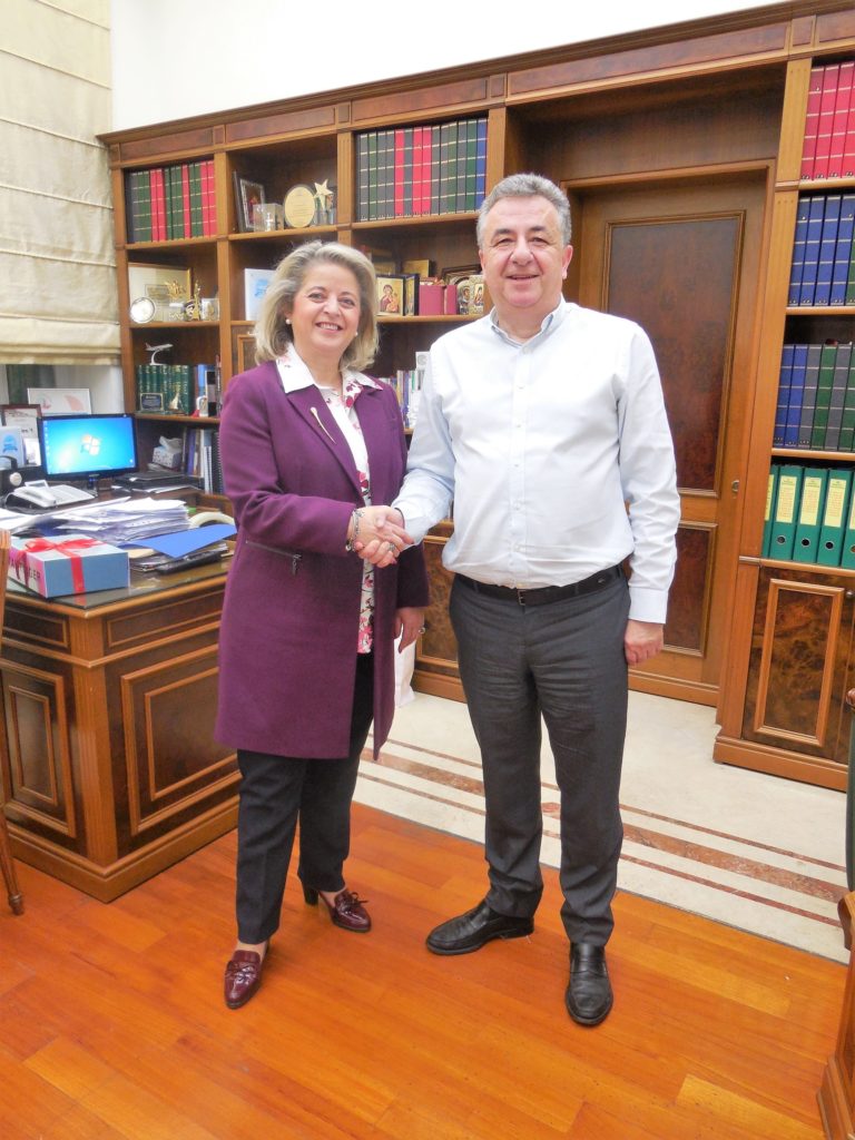 Η ΠΡΟΕΔΡΟΣ ΤΟΥ ΙΝΣΤΙΤΟΥΤΟΥ ΑΝΘΡΩΠΙΣΤΙΚΩΝ ΚΑΙ ΚΟΙΝΩΝΙΚΩΝ ΕΠΙΣΤΗΜΩΝ  ΕΛΕΝΗ ΜΑΡΑΚΗ-ΜΠΕΛΑΔΑΚΗ ΥΠΟΨΗΦΙΑ ΜΕ ΤΟ ΣΤΑΥΡΟ ΑΡΝΑΟΥΤΑΚΗ