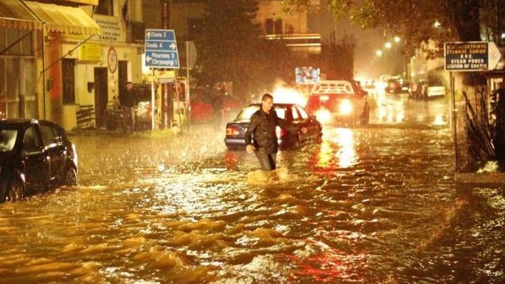 Δραματική προσπάθεια διάσωσης εγκλωβισμένης οικογένειας