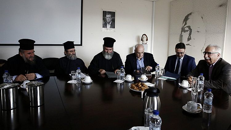 Παραμένουν μόνιμοι οι ιερείς -Πώς «ξεκλειδώνουν» 10.000 θέσεις στο Δημόσιο