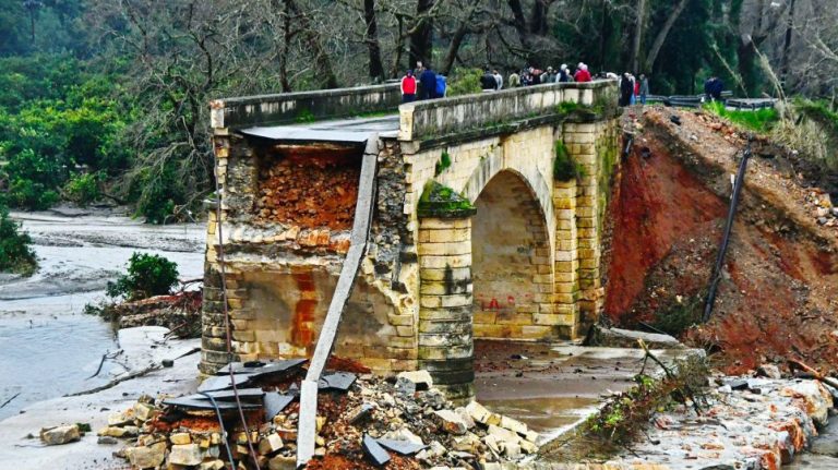 Αλβανοί μετανάστες βοηθούν στο χτίσιμο της γέφυρας του Κερίτη που κατέρρευσε από την κακοκαιρία