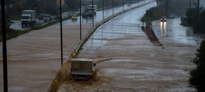 Αγνοείται άνδρας στην Κρήτη -Τα ορμητικά νερά παρέσυραν το αυτοκίνητό του