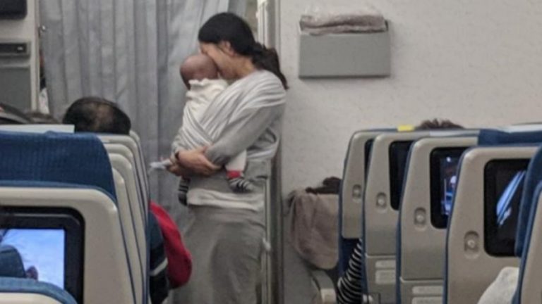 Μια νεαρή μητέρα μοίρασε καραμέλες και ωτασπίδες σε συνεπιβάτες ως «συγγνώμη» για το κλάμα του μωρού της!
