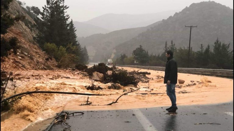 «Για μια ακόμα φορά αποδεικνύεται ότι η Κρήτη είναι ένα ανοχύρωτο νησί. Μια δυνατή βροχή αρκεί να κλείσει τους δρόμους, να έχουμε κατολισθήσεις, πλημμύρες, να διαλύονται γέφυρες” Aλέξανδρος Μαρκογιαννάκης
