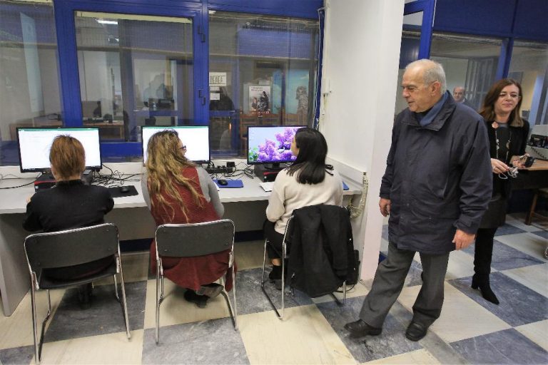Επίσκεψη Δημάρχου Ηρακλείου Β. Λαμπρινού στα σεμινάρια υπολογιστών για ανέργους