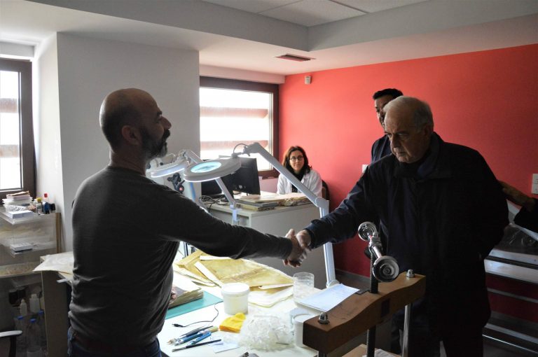 Στο εργαστήριο συντήρησης παλαιτύπων της Βικελαίας Βιβλιοθήκης ο Δήμαρχος Ηρακλείου Βασίλης Λαμπρινός