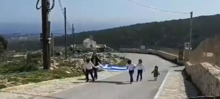 Παρέλαση στη Γαύδο: Μία τεράστια ελληνική σημαία και τρεις μαθητές