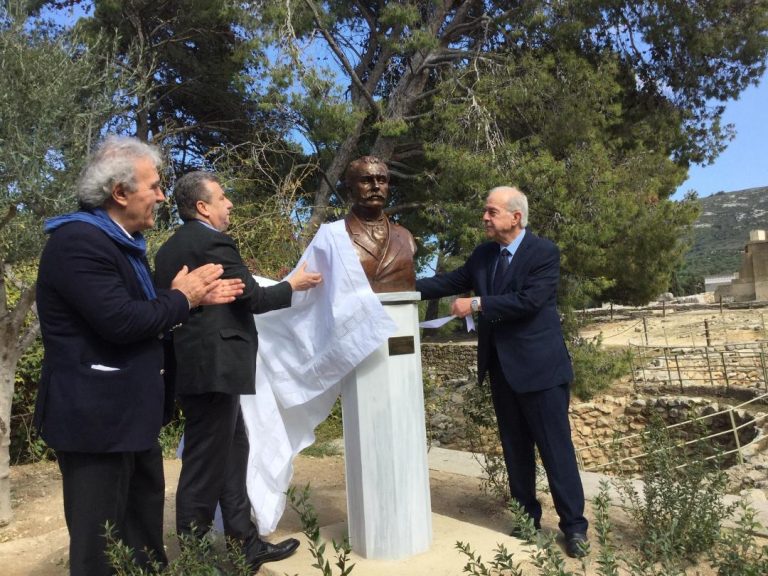 Με χαρά και συγκίνηση τα αποκαλυπτήρια από τον Περιφερειάρχη και τον Δήμαρχο της προτομής του Μίνωα Καλοκαιρινού. Ήταν ο πρώτος ανασκαφέας της Κνωσού που “έδειξε τον δρόμο” της έρευνας στον Έβανς