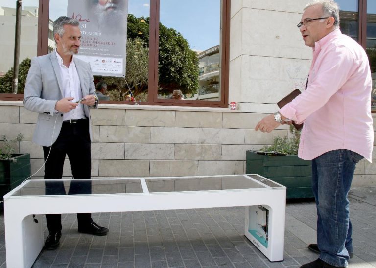 Ήρθαν τα «έξυπνα» ηλιακά παγκάκια στον Δήμο Ηρακλείου