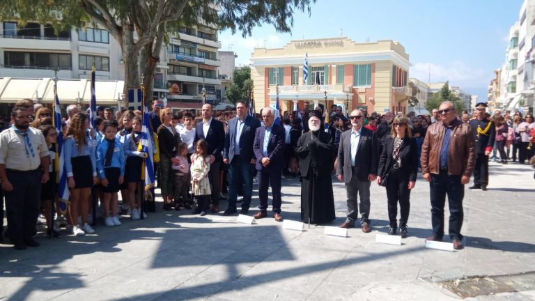 Επιμνημόσυνη δέηση και κατάθεση στεφάνων-προσκύνημα από τους μαθητές στο Μνημείο του Άγνωστου Στρατιώτη για την εθνική επέτειο της 25ης Μαρτίου 1821