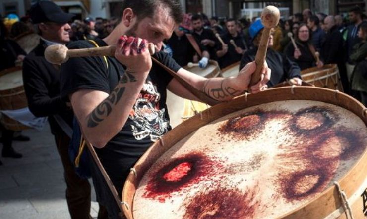 Ο ματωμένος τυμπανιστής -Πλήγωσε τα χέρια του χτυπώντας το τύμπανο στο καρναβάλι