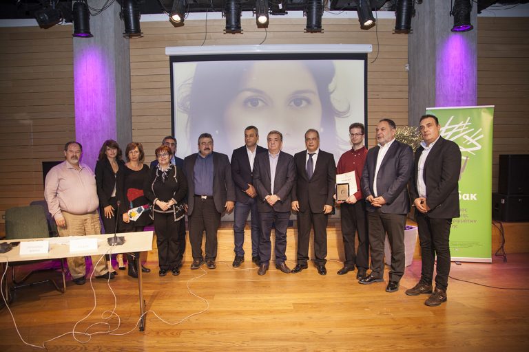 Συγκίνηση και φορτισμένο κλίμα στην τελετή απονομής του 1ου βραβείου «Βιργινία Μανασάκη»