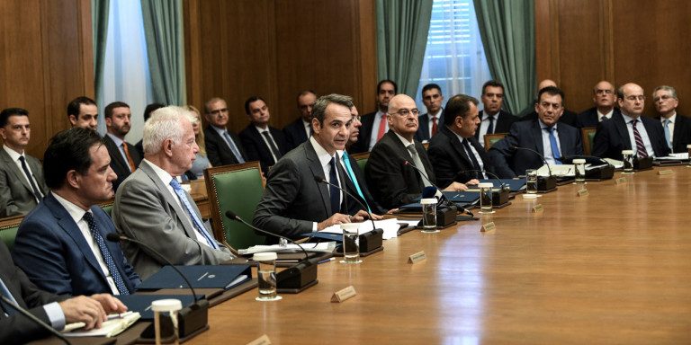 Η κυβέρνηση «κόβει» μετακλητούς υπαλλήλους -Μέχρι 9 θα δικαιούνται πλέον οι υπουργοί