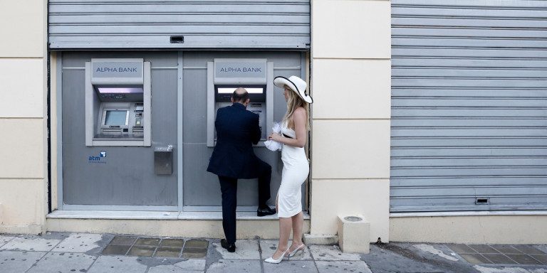 Από σήμερα οι νέες χρεώσεις για αναλήψεις σε ΑΤΜ άλλης τράπεζας -Πότε φτάνει τα 5 ευρώ