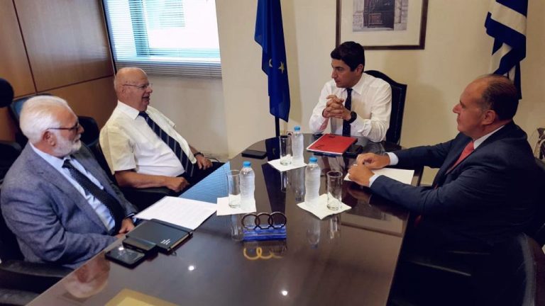 Με τον πρόεδρο της Ελληνικής Ομοσπονδίας Καλαθοσφαίρισης, Γιώργο Βασιλακόπουλο και με τον γενικό γραμματέα της ΕΟΚ, Παναγιώτη Τσαγκρώνη, συναντήθηκε ο Υφυπουργός Πολιτισμού και Αθλητισμού, Λευτέρης Αυγενάκης.