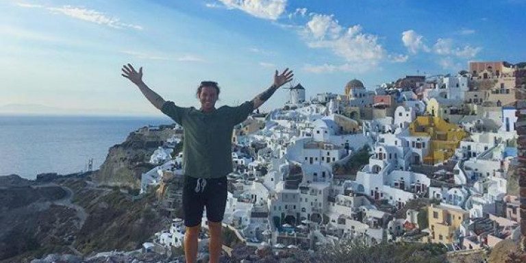 Εξαλλος Αυστραλός: Αντί για πρόταση γάμου, πέταξε μονόπετρο από βράχο της Σαντορίνης