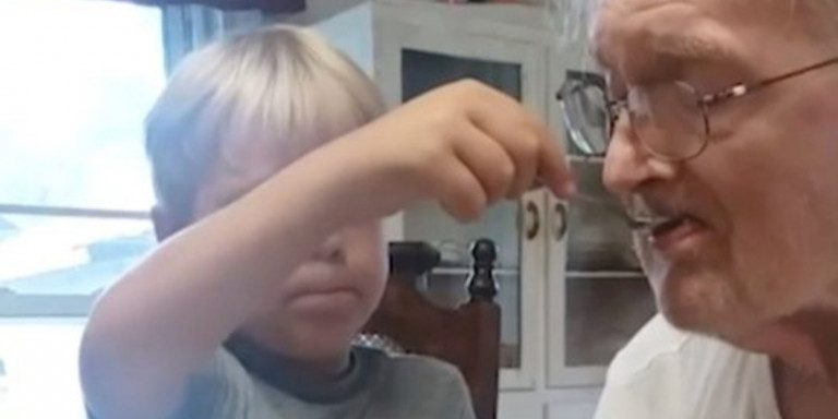 Viral βίντεο: 6χρονος ταΐζει τον παππού του που πάσχει από άνοια