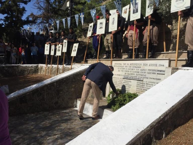 Κατάθεση στέφανου εκ μέρους της Νο.Δ.Ε. Ηρακλείου στο μνημείο πεσόντων
