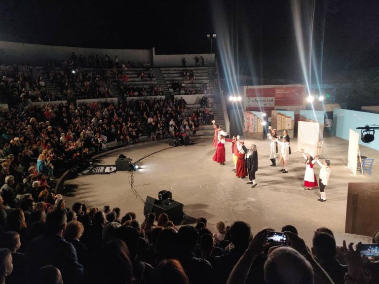 Υπηρέτης δύο Αφεντάδων από τη Δηµοτική θεατρική οµάδα «Δρώντες επί σκηνής».