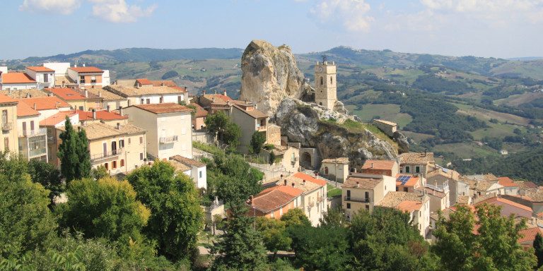 Θα μετακόμιζες για 3 χρόνια σε χωριό της Ιταλίας με αμοιβή 25.000 ευρώ; -Υπάρχουν και όροι