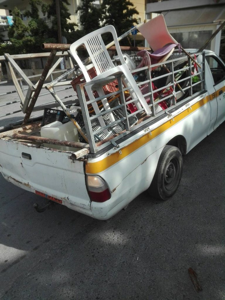 Συνεχίζεται η απομάκρυνση αντικειμένων που χρησιμοποιούνται για την «εξασφάλιση» θέσεων στάθμευσης από συνεργεία της Δημοτικής Αστυνομίας και της Καθαριότητας