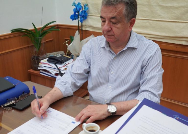 Ο Περιφερειάρχης Κρήτης υπέγραψε το έργο για την προβολή του Περιφερειακού Προγράμματος ύψους ενός εκ. ευρώ