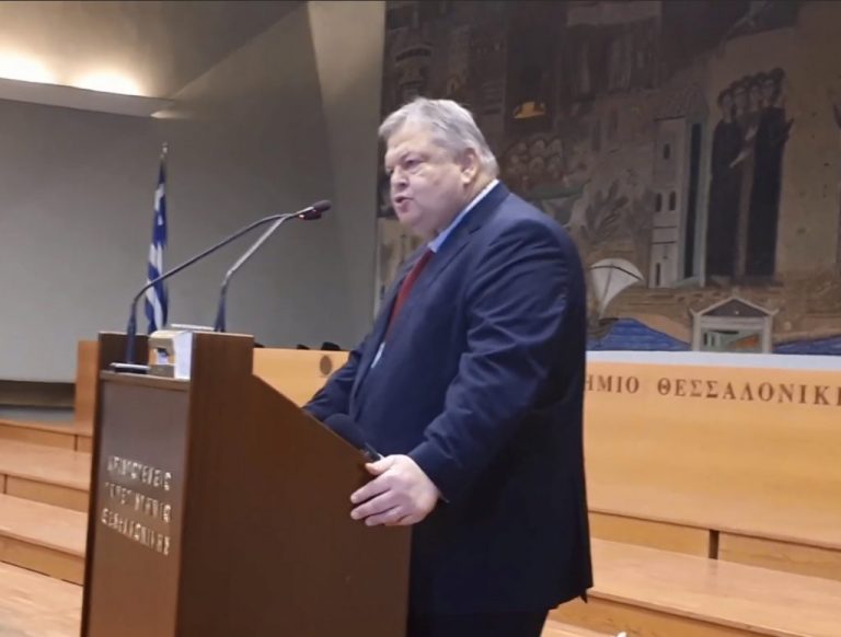 Θερμή υποδοχή και χειροκροτήματα για τον Βενιζέλο στο ΑΠΘ