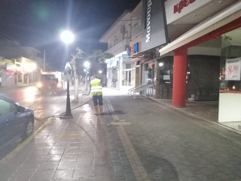Γάζι: Ειδικός εξοπλισμός πλύσης πεζοδρομίων επιστρατεύτηκε από το Δήμο Μαλεβιζίου