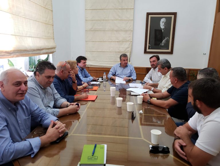 Υπογραφή συμβάσεων από τον Περιφερειάρχη Κρήτης για το δημοτικό γήπεδο Καστελίου και την Στέγη Ανηλίκων Ηρακλείου